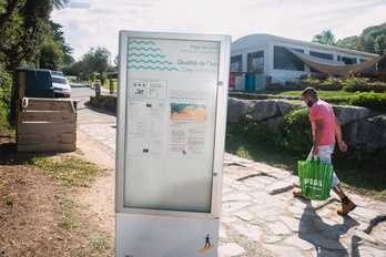 Carteles informando sobre el alga tóxica colocados en la playa de Getaria, durante el primer periodo de contaminación por Ostreopsis, en 2021.