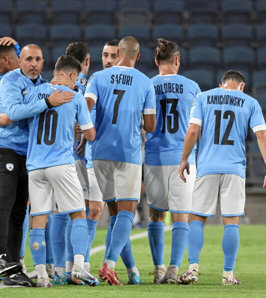 Jugadores de Israel celebrando un gol.