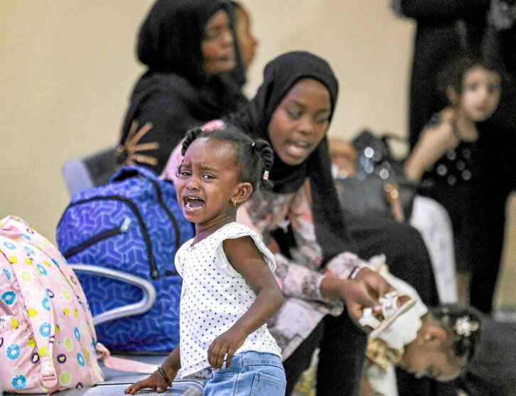 Refugiadas de Sudán llegan al aeorpuerto de Bagdad.