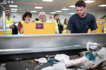 El alcalde de Baiona, Jean-René etchegaray, y la concejal de transición ecológica, Laurence Hardouin, durante la visita a la renovada planta Canopia.