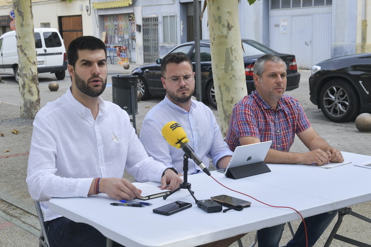 Carlos Guzmán, Rafa Martinena y David Álvarez, en la comparecencia que Contigo-IUN ha realizado hoy en Castejón.