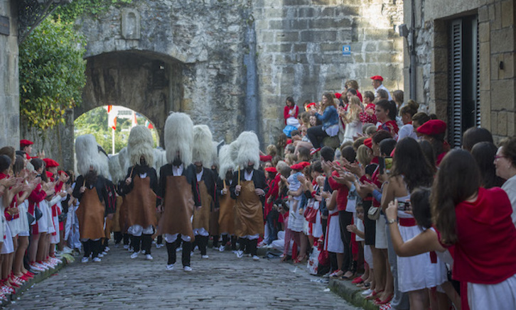 Alarde Fundazioaren konpainietako bat Hondarribian, artxiboko irudian.