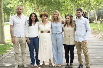 Yolanda Díaz, líder de Sumar, junto a los y las candidatas vascas. 
