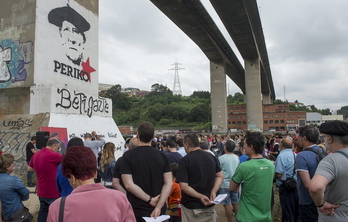 Homenaje a Periko Solabarria junto a uno de los pilares del puente de Rontegi.