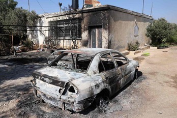 Coches calcinados y viviendas afectadas tras el ataque colono a Turmus Ayya. 