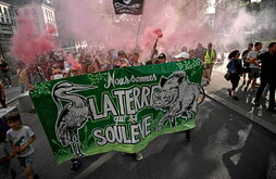 Protestas en Nantes, una de las más de 140 que tuvieron lugar en el Estado francés contra el decreto de disolución.