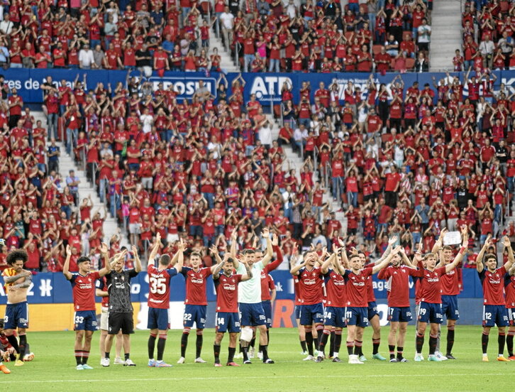 Los jugadores de Osasuna celebran la clasificación europea en El Sadar.