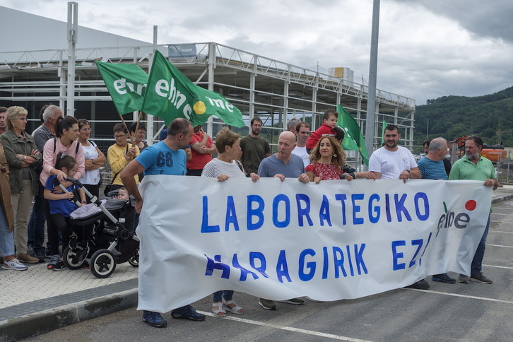 Eskuzaitzetan eraikitzen ari diren laborategiko haragiko plantaren aurka mobilizatu da EHNE sindikatua