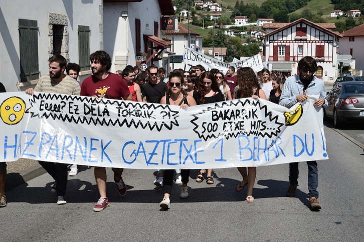 2021ko irailaren 4an Davidenia okupatu zuten gazteen sostenguz Hazparnen eginiko manifestazioa.