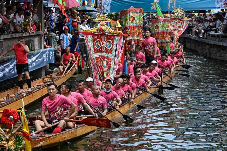 Kanoa bat Dragon Boat jaialdian.