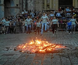 San Joan suaren bueltan, hernaniarrak dantzan.