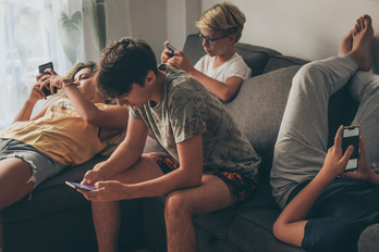 Un grupo de adolescentes con sus teléfonos móviles. 