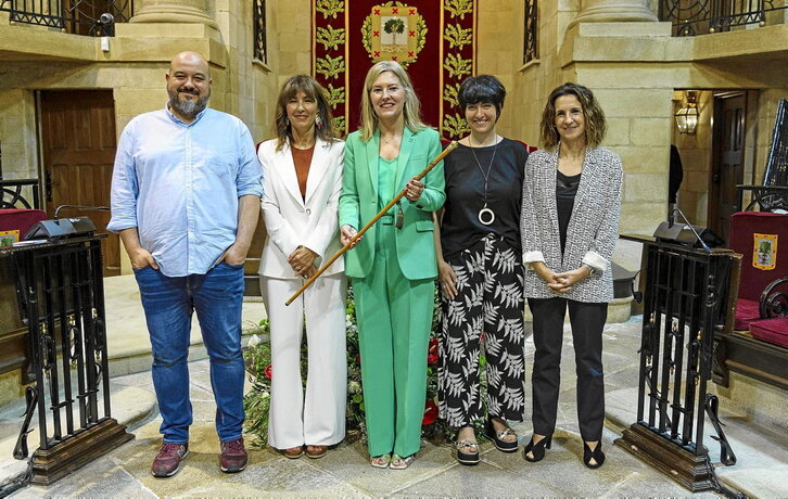 Ricardo Vaquero (Elkarrekin), Begoña Gil (PSE), Ana Otadui (PNV), Idoia Buruaga (EH Bildu) y Jane Eyre Urkieta (PNV).