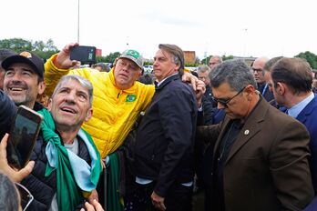 Bolsonaro se fotografía con sus seguidores en el día en que el TSE arranca el juicio en su contra. 