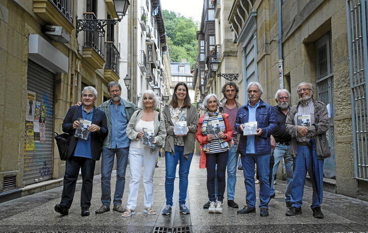 En la página anterior, miembros del grupo «Mariano Ferreren legatua» presentando el libro; a la derecha, imagen de archivo del homenaje a Mariano Ferrer tras su muerte.