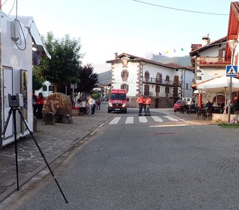 Un momento de la investigación del atropello llevada a cabo por la Policía Foral en Arizkun.