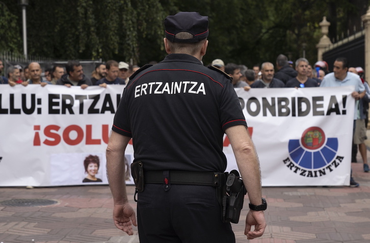 Concentración de los sindictos de la Ertzaintza ante el Parlamento de Gasteiz.