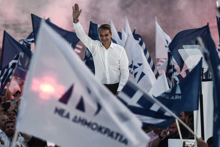 El primer ministro griego, Kyriakos MItsotakis, saluda a sus seguidores durante un acto de campaña en Tesalónica.