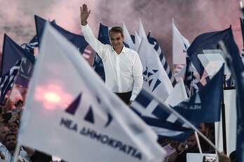 El primer ministro griego, Kyriakos MItsotakis, saluda a sus seguidores durante un acto de campaña en Tesalónica.