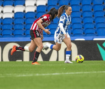 Bernabé conduciendo el balón en el derbi disputado en Anoeta esta temporada.