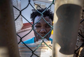 Sudandar bat, migrante eta asilo- eskatzaileentzako zentro batean, iazko ekainaren 25ean,  2.000 pertsona Melillako muga pasatzen saiatu eta biharamunean. 