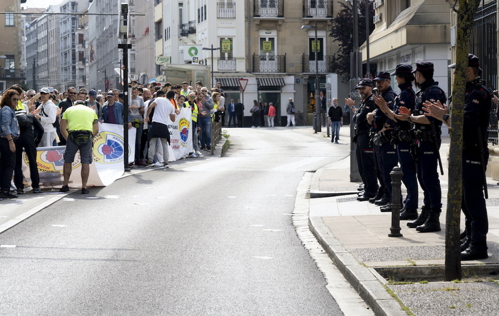 Ertzainas de uniforme aplauden a los agentes que se concentraron ante el Parlamento de Gasteiz el 1 de junio.