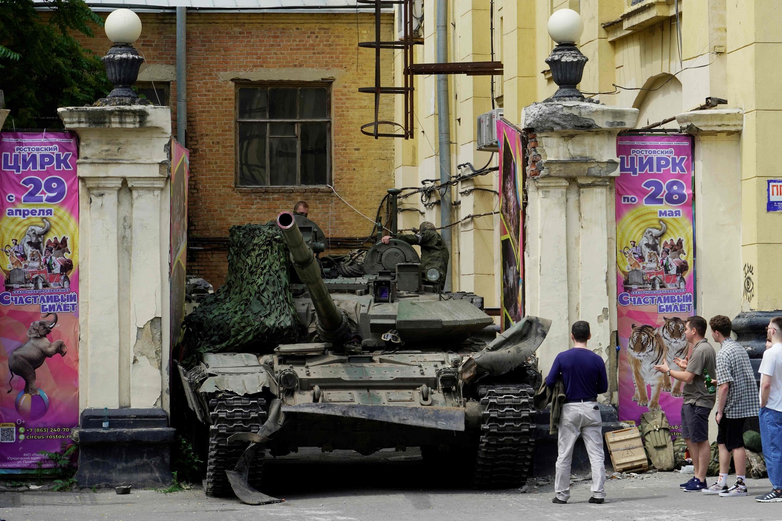 La gente mira un tanque cerca de un edificio circense en la ciudad de Rostov-on-Don. (STRINGER/AFP)