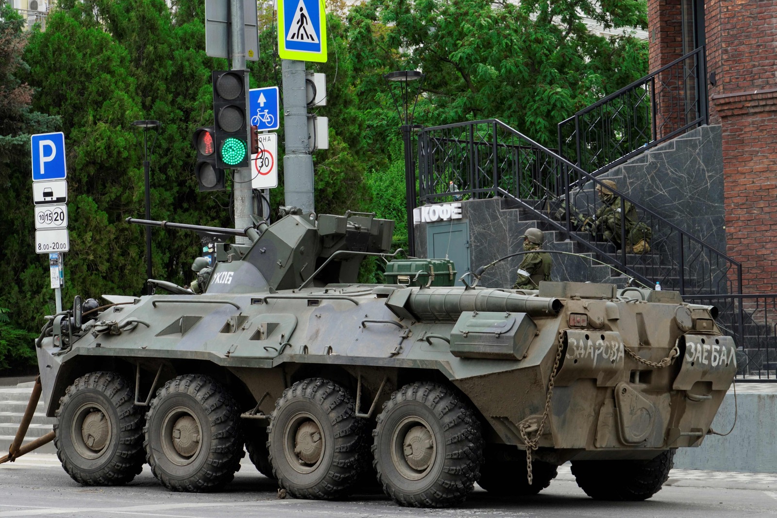 Un tanque blindado estacionado en el centro de Rostov-on-Don. (STRINGER)