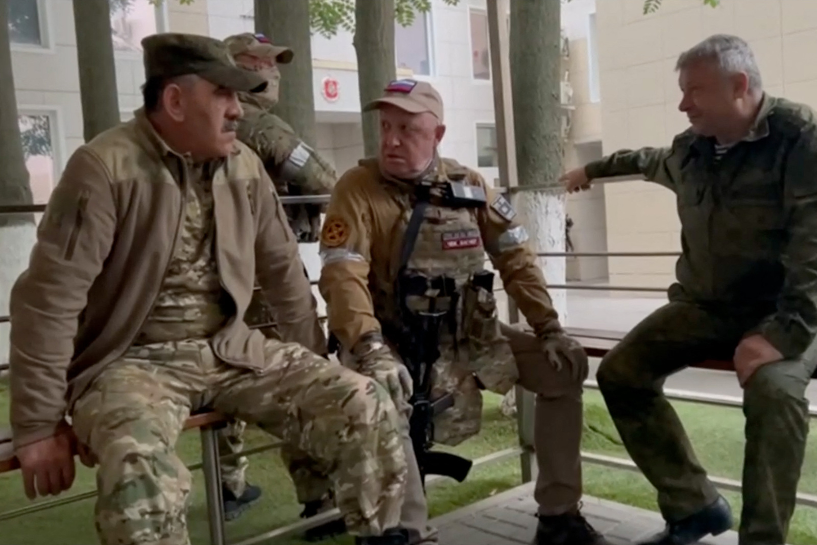 Imagen de una grabaci&oacute;n de video que muestra a Yevgeny Prigozhin hablando con el teniente general Vladimir Alekseev y el viceministro de Defensa Rusa, Yunus-Bek Evkurov. (AFP)