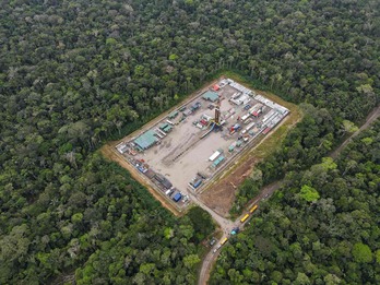 Imagen aérea de la plataforma petrolera Ishpingo de la estatal Petroecuador en el Parque Nacional Yasuní.