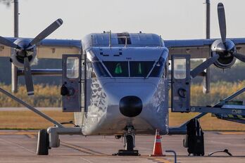 El Skyvan PA-51, en el aeropuerto de Tucumán. 