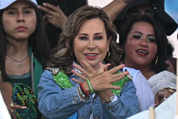 Sandra Torres, saluda a sus seguidores durante su mitin de cierre de campaña en el mercado La Terminal en Ciudad de Guatemala, el viernes.