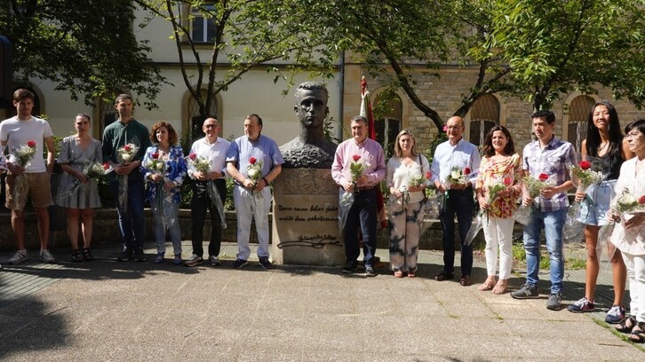 Aitor Esteban y otros cargos del PNV en la ofrenda floral en honor a Lauaxeta que han realizado hoy en Gasteiz.