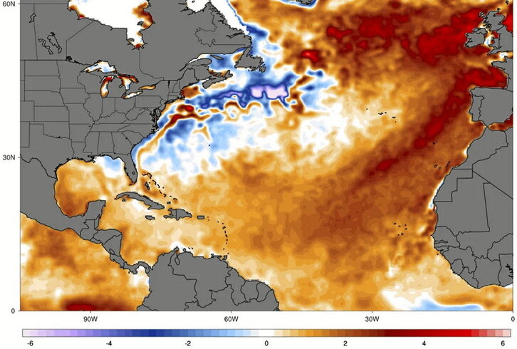 En la página anterior, mapa realizado por la plataforma especializada Climate Reanalyzer con las anomalías en la temperatura del Atlántico el 17 de junio. Sobre estas líneas, atardecer sobre la costa vizcaina.