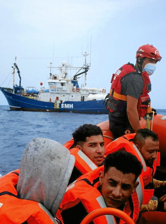 El buque vasco Aita Mari, durante una operación de rescate.