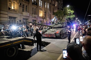 Tanques del grupo Wagner se aprestan a abandonar las calles de Rostov del Don. 