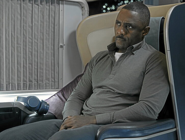 Idris Elba se convierte en un experto negociador en “Secuestro en el aire”, el thriller que Apple TV+ estrenó el pasado 28 de junio.