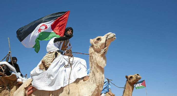 Soldado en camello; el Polisario los usa en desfiles militares.