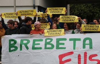 Kanboko Xalbador kolegioko ikasleek brebet azterketa euskaraz egiteko eskubidea aldarrikatzeko mobilizazio batean.