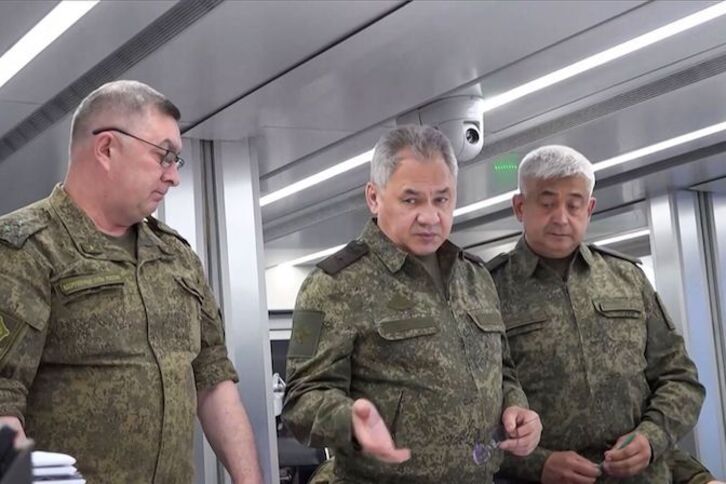 El titular de Defensa, Sergei Shoigu, departe con oficiales en el puesto de mando del frente oriental 