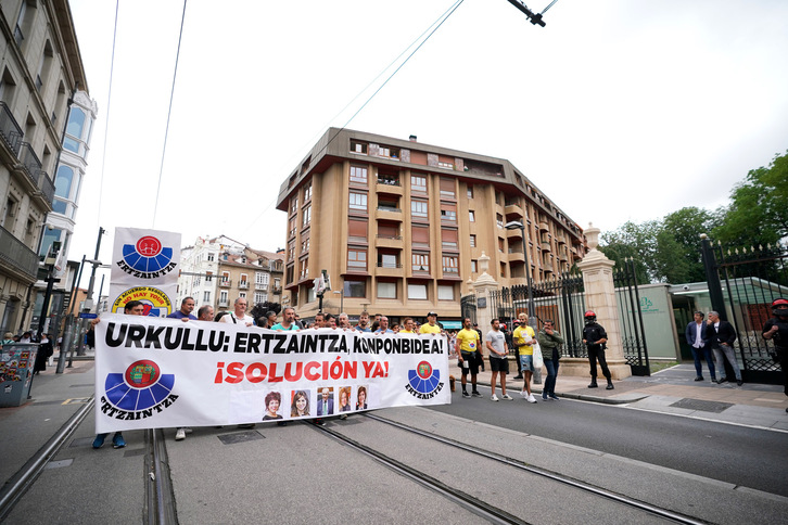 Agentes de la Ertzaintza durante su protesta de hoy en Gasteiz. 