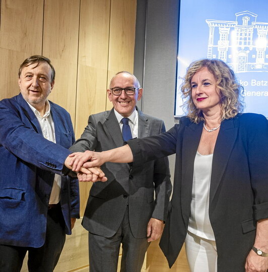 Los jeltzales José Antonio Suso y Ramiro González junto a Cristina González (PSE).