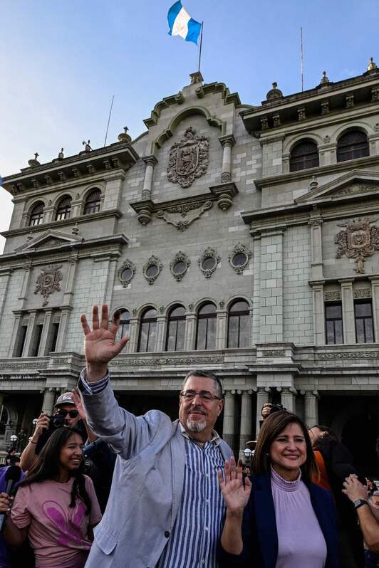 El candidato del partido Semilla, Bernardo Arévalo, celebra el resultado ante el palacio presidencial.