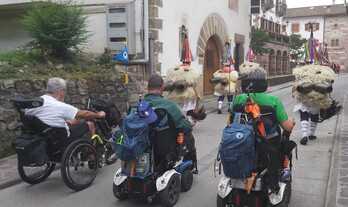 Un grupo de zanpanzar ha acompañado a los participantes en un tramo de la ruta.