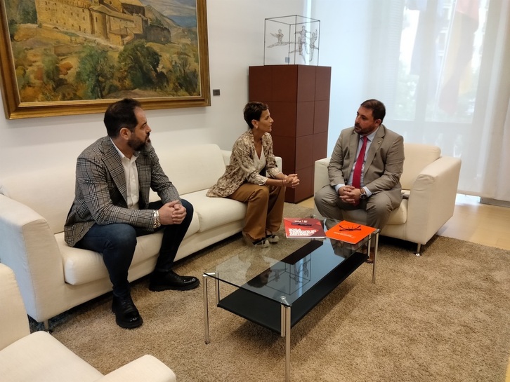 Ramón Alzórriz, coordinador del equipo negociador del PSN; María Chivite, lehendakari en funciones; y Unai Hualde, presidente del Parlamento, en la reunión que han mantenido hoy.