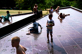 Niños jugando en una fuente de Londres. 