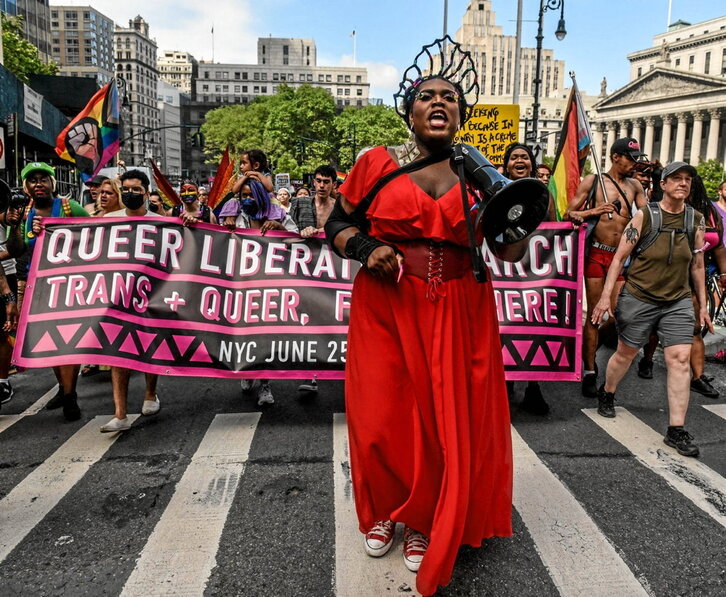 LGTBIQ+ harrotasuna aldarrikatzeko mobilizazioak: lerro hauen goian New York (AEB), ezkerrean Istanbul (Turkia), eskuinean San Jose (Costa Rica) eta azpian Estrasburgo (Estatu frantsesa).