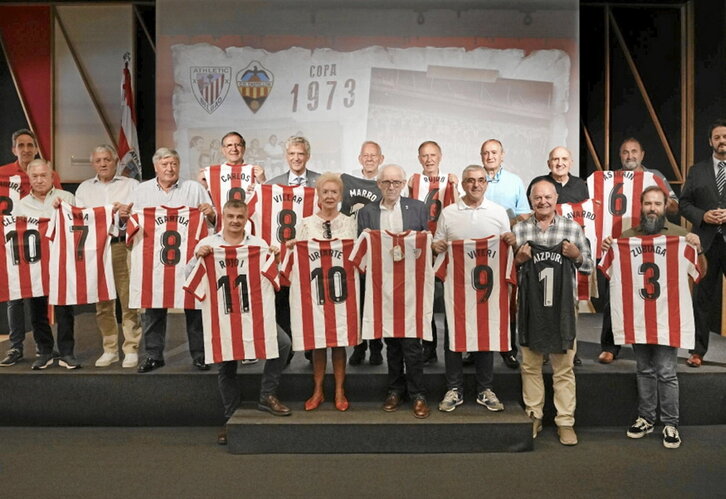 El club les entregó una camiseta con su nombre a los exjugadores y sus familiares.