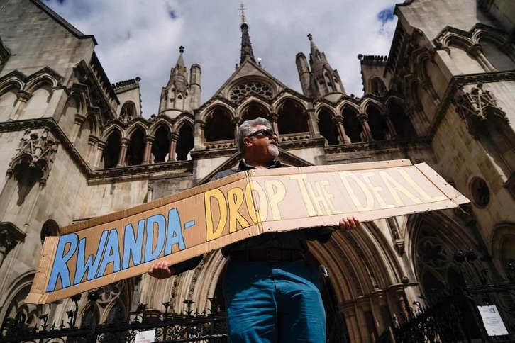 Un hombre protesta ante el Tribunal Superior de Londres contra el acuerdo para deportar migrantes a Ruanda.