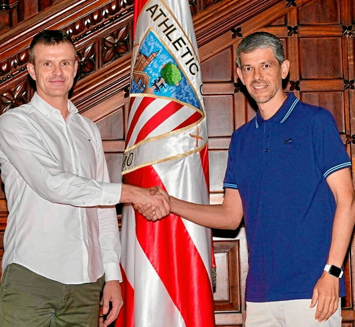 Aznar posa con el presidente del Athletic Uriarte.